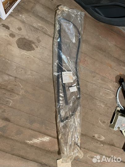 Молдинг лобового стекла Chevrolet Cruze GM94571356