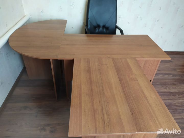 Угловой письменный стол руководителя