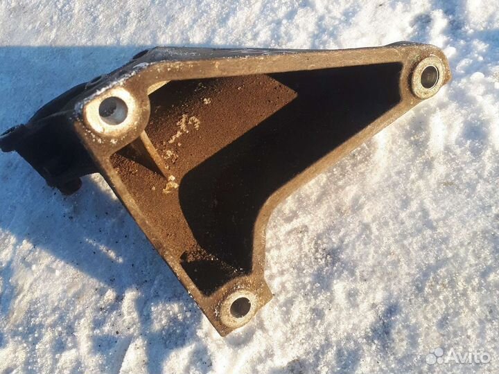 Правый кронштейн двигателя ауди 100с4 audi 100c4