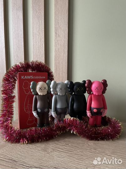 Коллекционная фигурка kaws