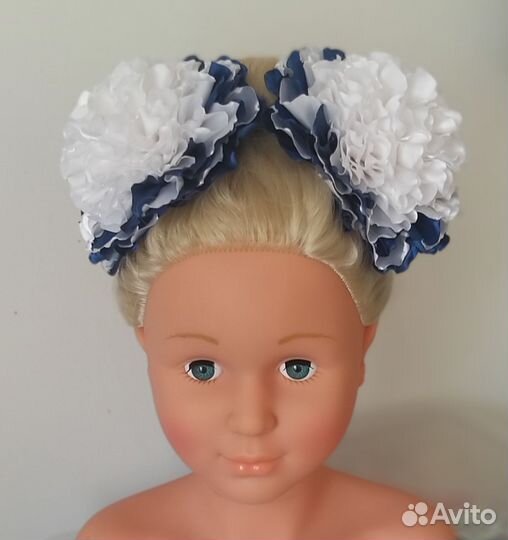 Большие бело-синие банты на зажимах