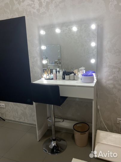 Туалетный столик с зеркалом и подсветкой