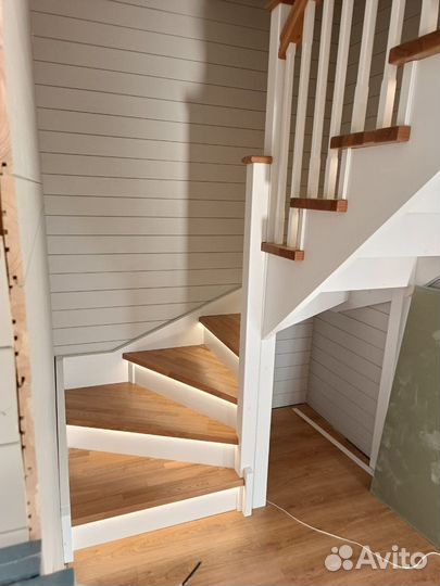 Деревянная лестница на второй этаж под ключ