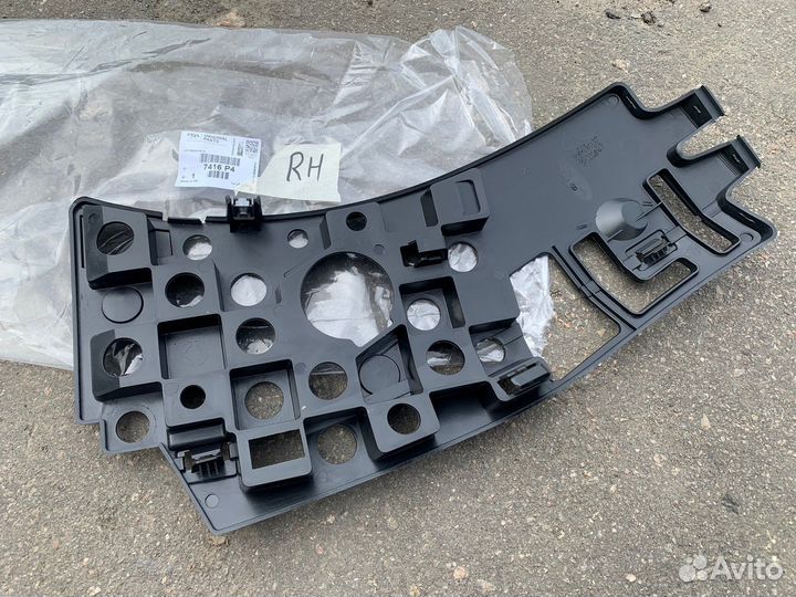 Кронштейн переднего бампера правый 3008