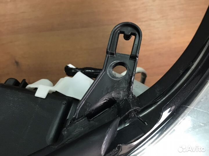 Фара левая ксенон Toyota Land Cruiser 200 12-15г