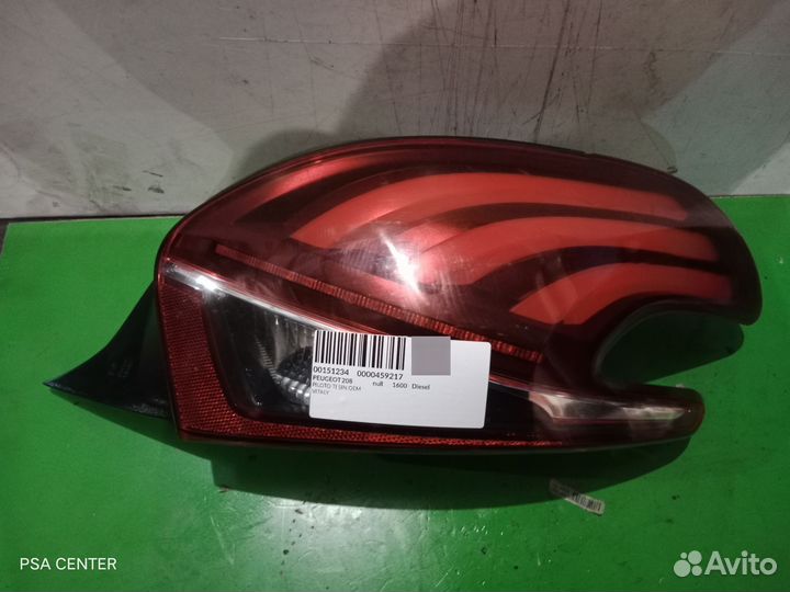 Фонарь правый Peugeot 208