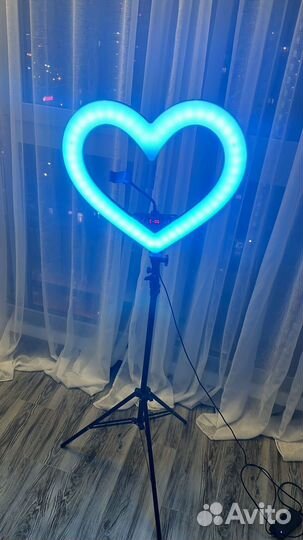 Лампа на штативе в виде сердца