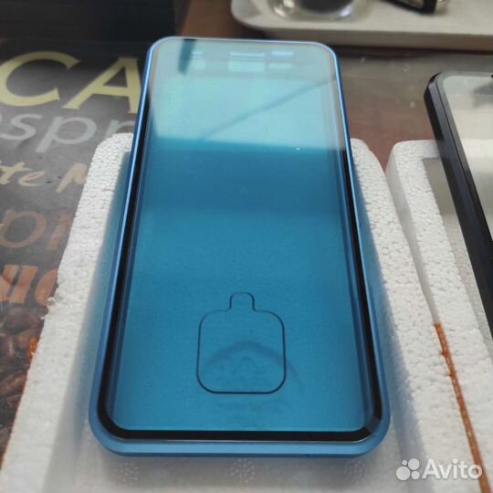 Чехол жёсткий фиксируется, на магнитах