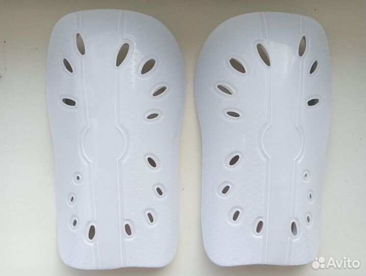 Щитки футбольные