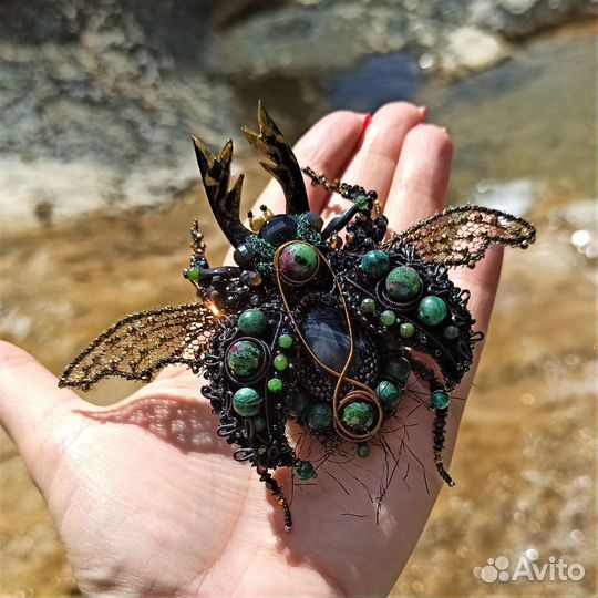 Брошь жук ручной вышивки с изумрудами