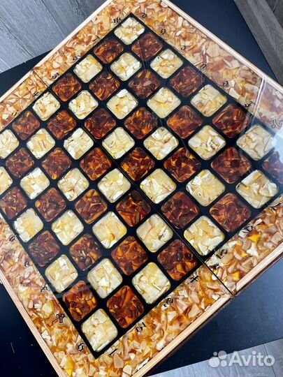 Шахматный стол из янтаря и дерева