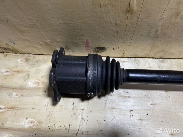 Приводной вал правый Audi A4 B6 1,8 бензин МКПП 52