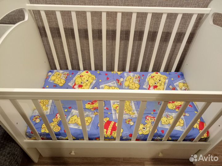 Детская кроватка с маятником