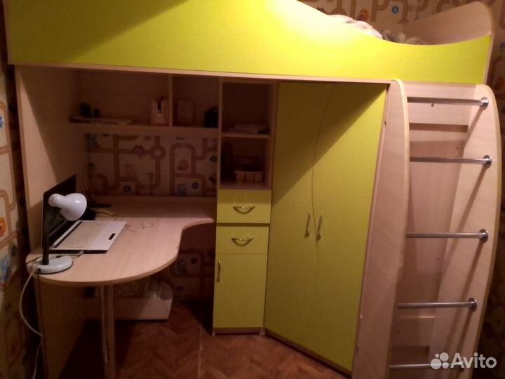 Уголок школьника с кроватью,шкафом для вещей