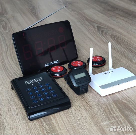 Кнопка вызова персонала, официанта, мастера и часы