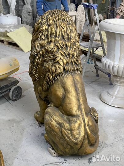 Большая садовая скульптура льва