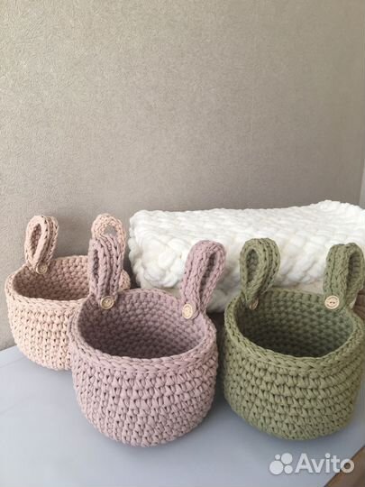 Корзина вязанная на детскую кроватку