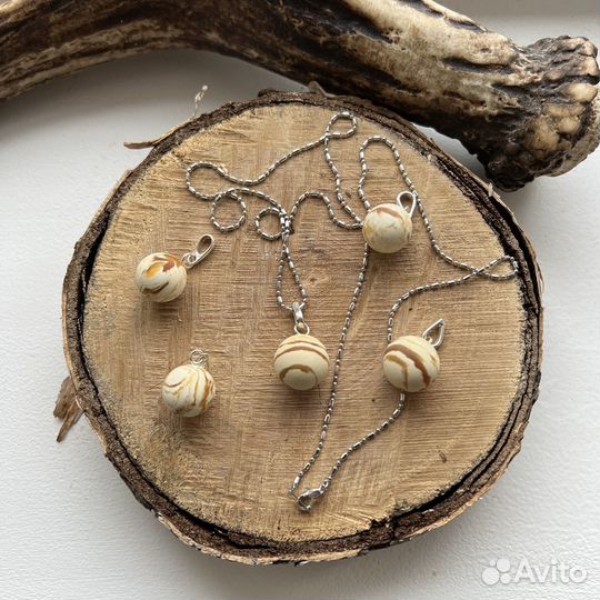 Кулон из янтаря