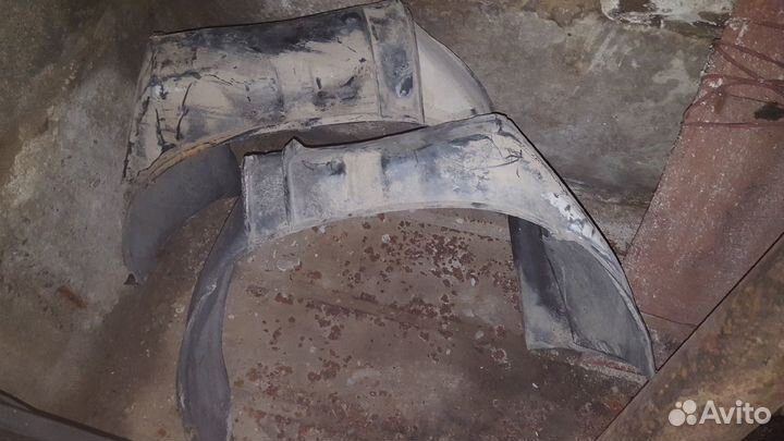 Продаю брызговики (локеры) передние ауди 100 с3