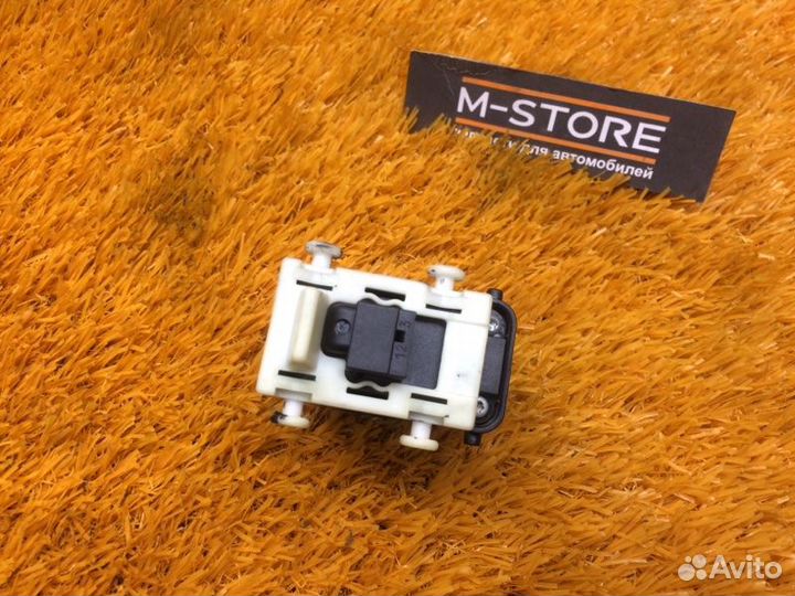 Кнопка стеклоподъемника передняя левая