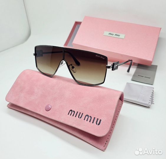 Солнцезащитные очки Miu Miu