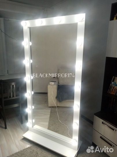 Новое гримерное зеркало с лампами