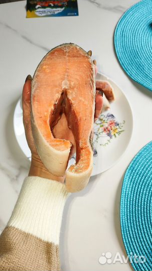 Стейк дв лосося и конечности краба Стригуна