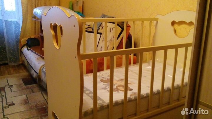 Продаю детскую кроватку с матрасом и ящиком