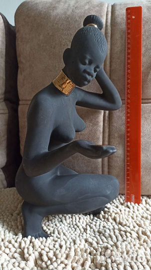 Африканка с зеркалом