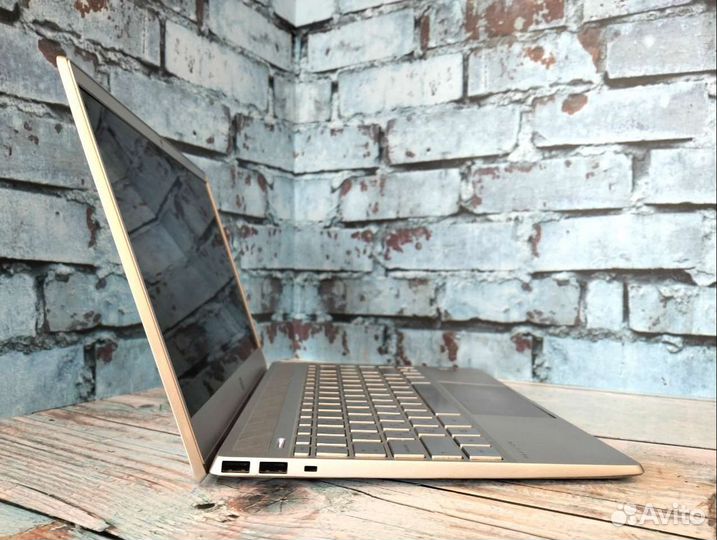 Стильный ультрабук HP на i3/ RAM 8/ SSD