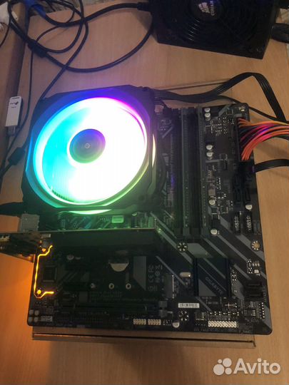 Материнская плата с процессором и памятью