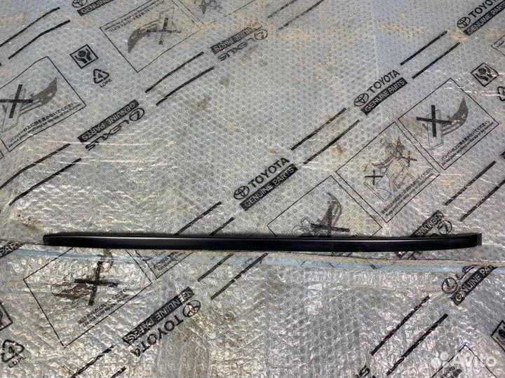 Молдинг лобового стекла правый Toyota Land Cruiser