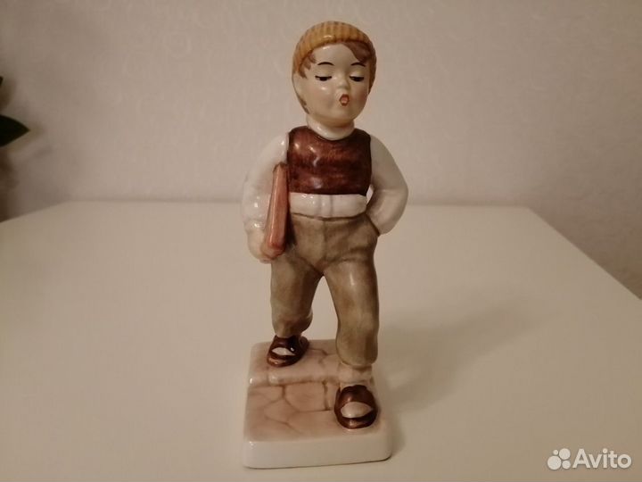 Фарфоровая статуэтка мальчик/дети Goebel Germany