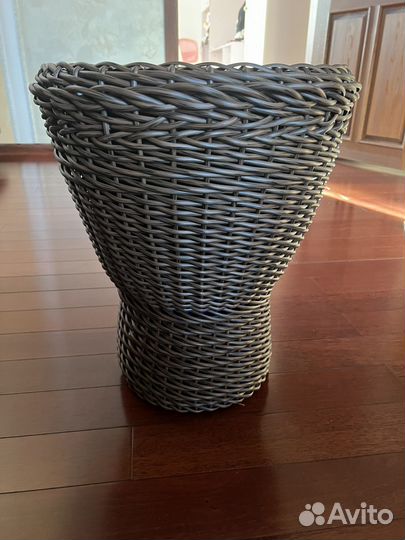 Вазоны из икуствнного ратанга