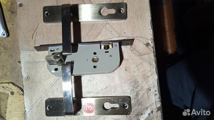 Замок внутренний дверной