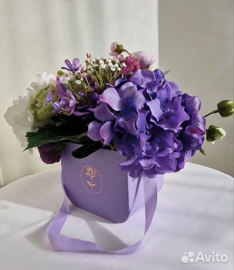 Композиция из искусственных цветов для интерьера