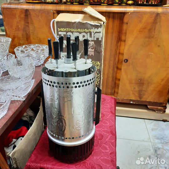 Электро-шашлычница. Новая. В упаковке. Комплект