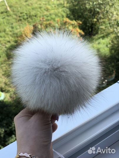 Помпоны из белого песца
