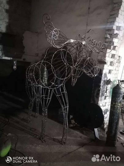 Лось под гирлянду