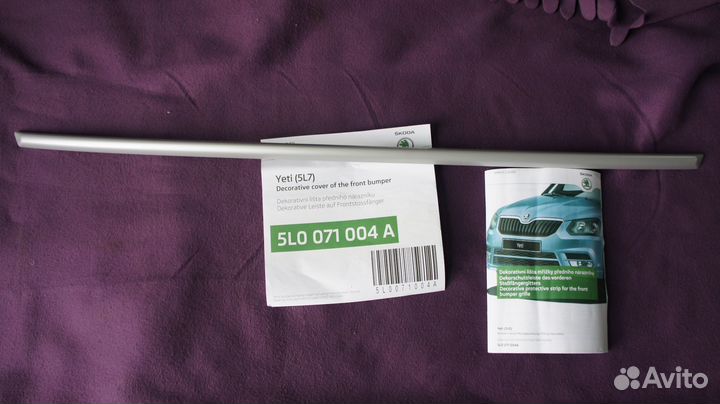Молдинг решетки бампера Skoda Yeti 5L0071004A