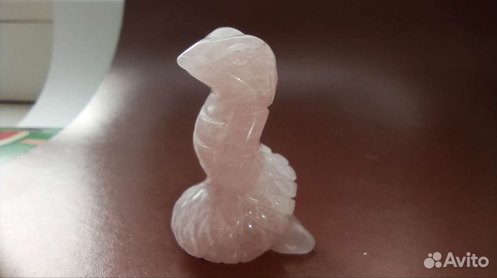 Змея кобра из камня маленькая