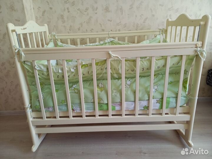 Детская кроватка с маятником
