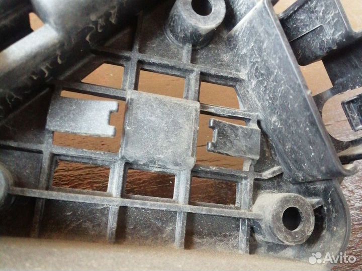 Кронштейн замка задний на Volvo Xc60