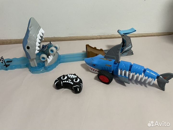 Игровой набор hot wheels и megalodon