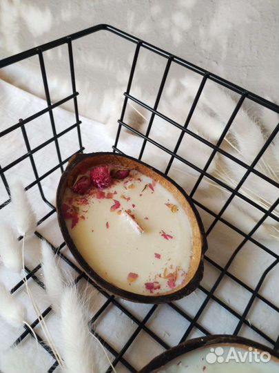 Соевая свеча в кокосовой скорлупе с сухоцветами