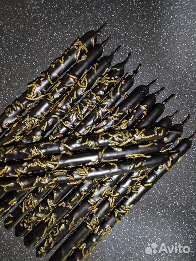 Черные свечи с можжевельником. Восковые свечи