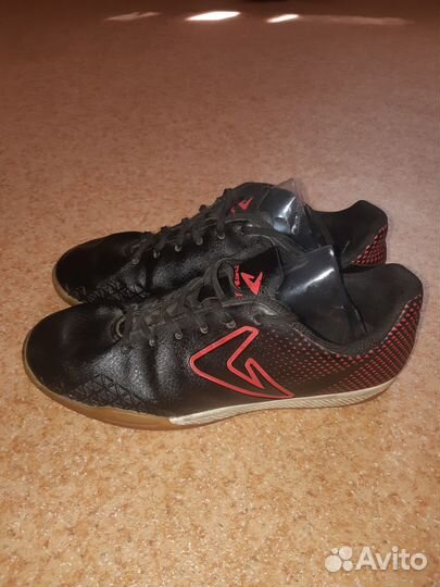 Футзалки Demix и Nike