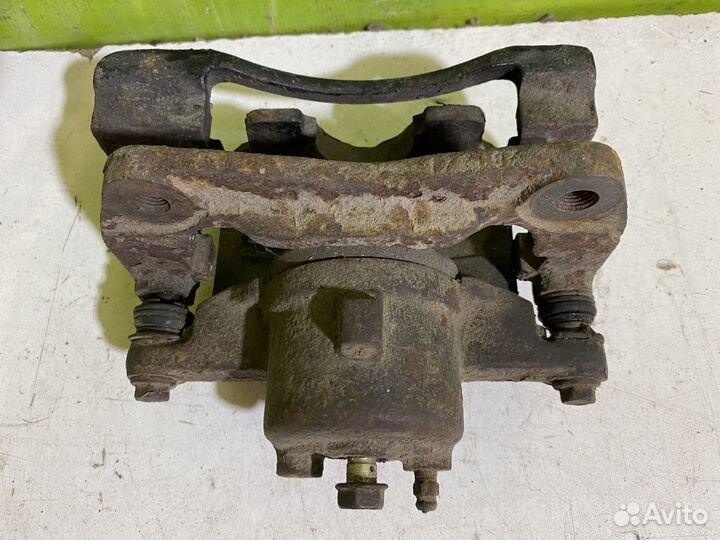 Суппорт передний левый Toyota Corolla E120 Целый