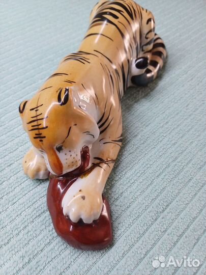 Статуэтка,Тигр с мясом, лфз