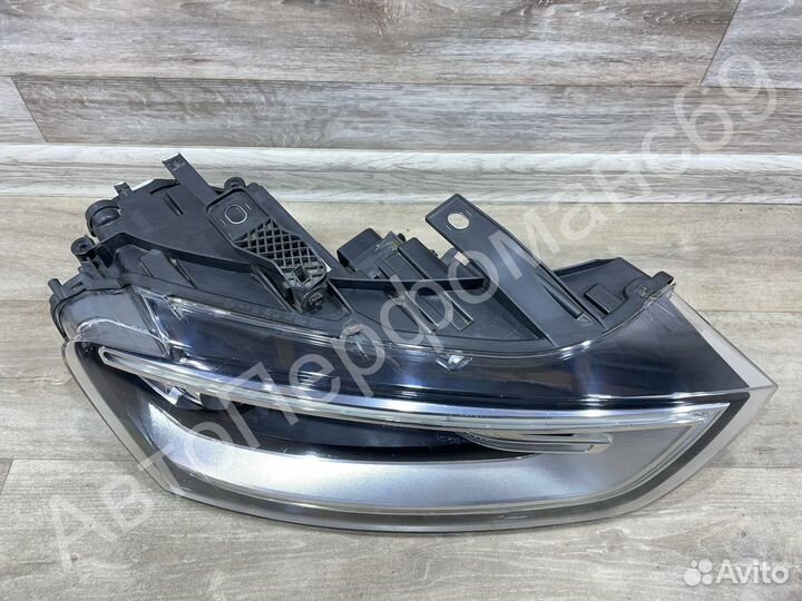 Фара правая Audi Q3 (2011-2014)